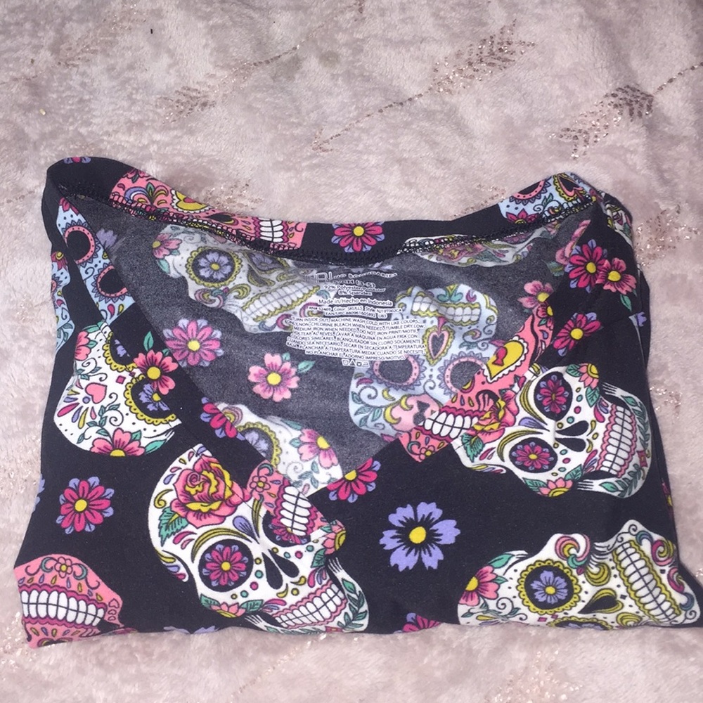 Black short sleeve v-neck skull top